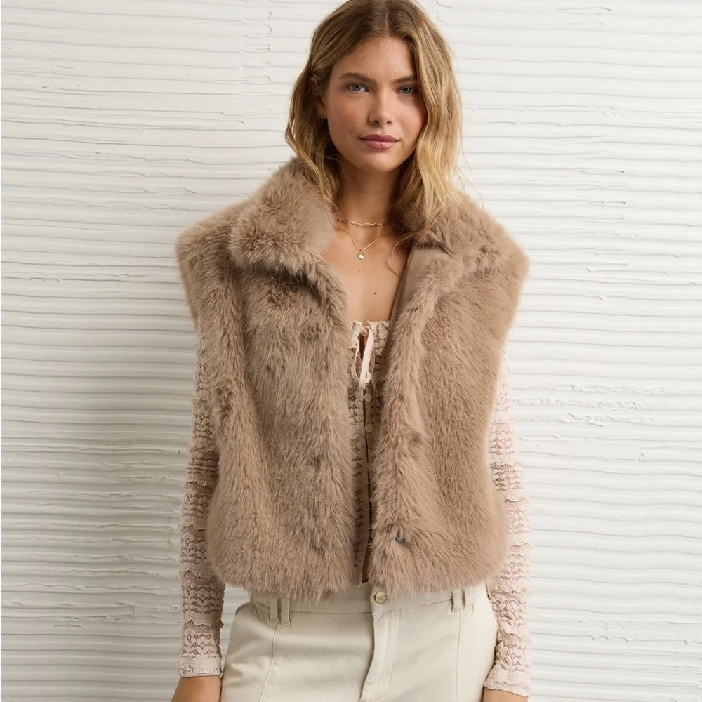 American Eagle - NWT Women's Tan Faux Fur Vest - Picture 3 of 8